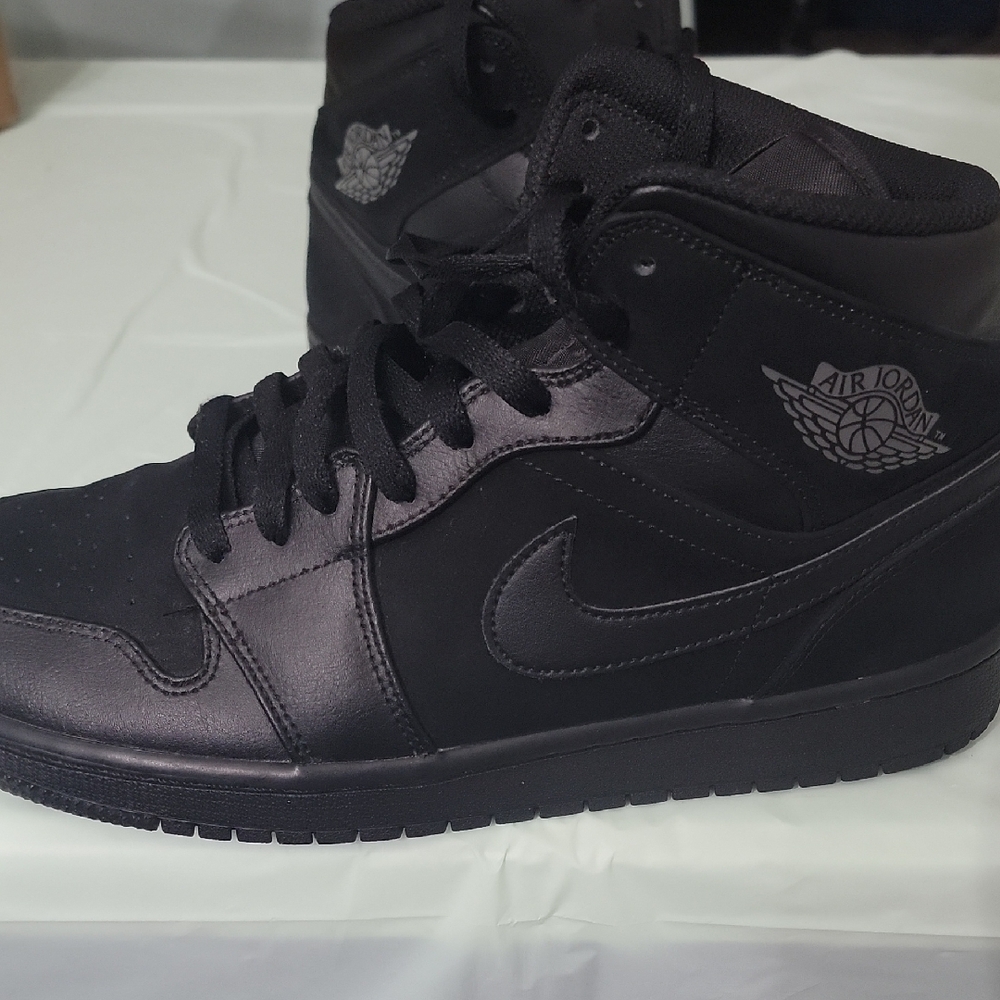 Nike Air Jordan Black High-Top Sneakers Leather And Suede Like New.